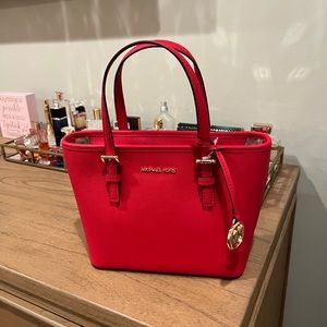 Perfect for the holidays! Michael kors extra small jet set tote
